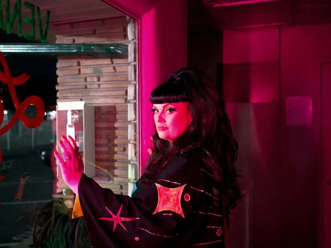 Country Soul Queen Tami Neilson Duets With Neil Finn On Title track From New Album 'Neon Cowgirl' 